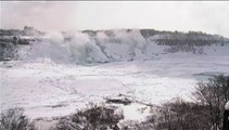Vague de froid : les chutes du Niagara gelées aux Etats-Unis et au Canada