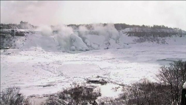 Vague de froid : les chutes du Niagara gelées aux Etats-Unis et au Canada