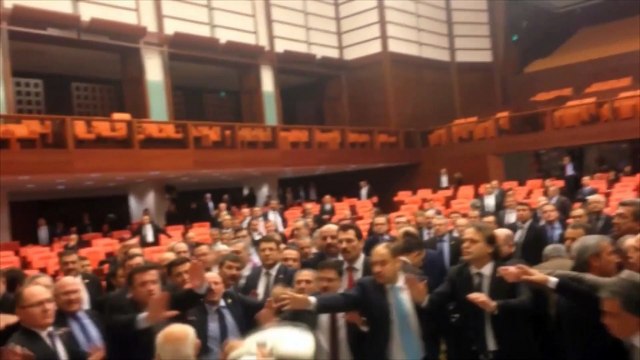 Pugilat au parlement turc autour d'un texte sur les pouvoirs de la police