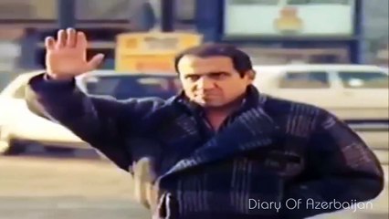 Ayakkabısını otobüste temizleyen genç