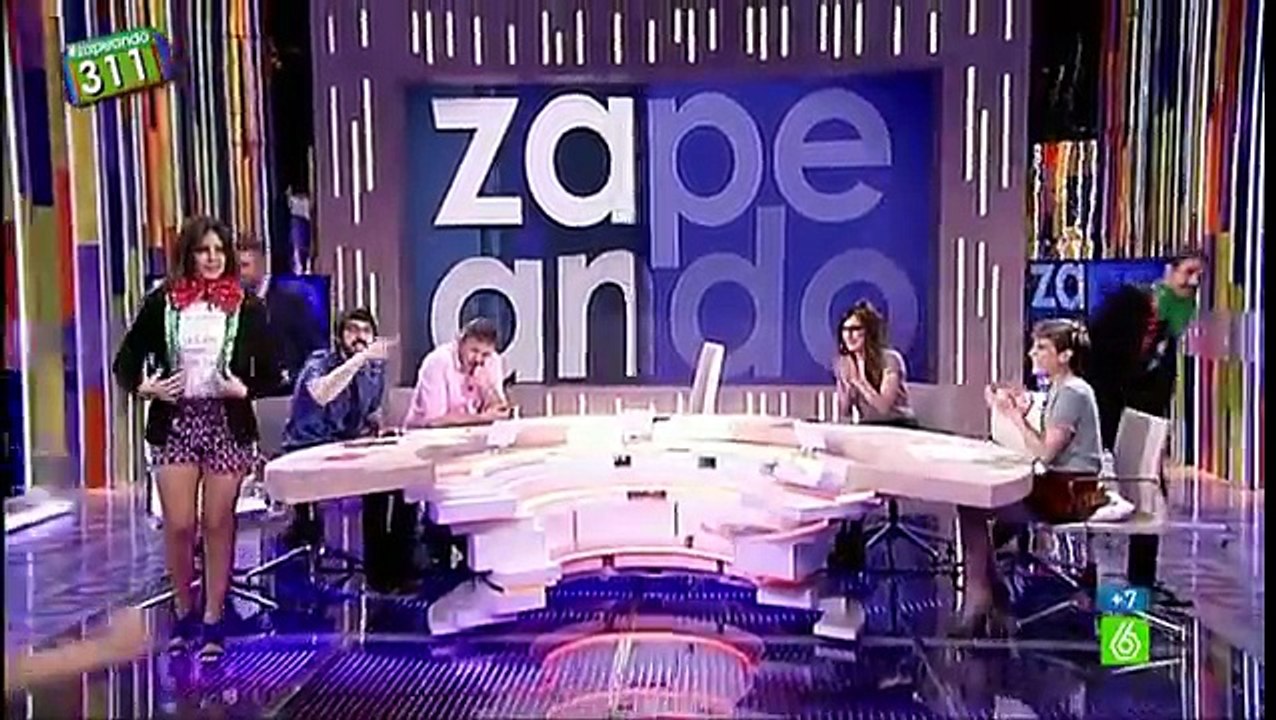 Julián López- 'Te recomiendo para los dientes amarillos corbata marrón, va muy bien'