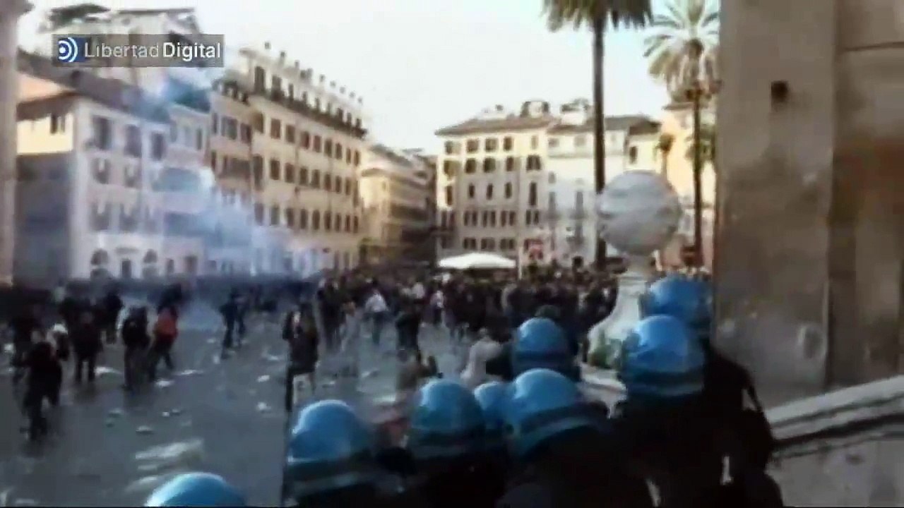Radicales del Feyenoord se enfrentan con la Policía y destrozan el centro de Roma