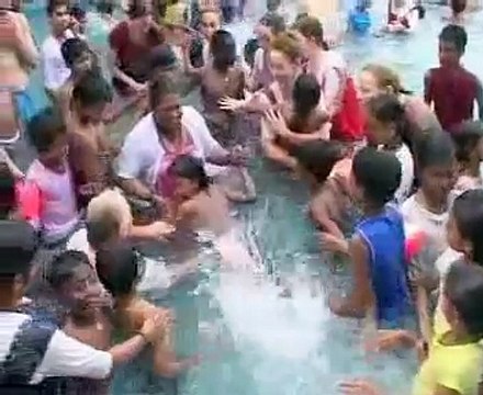 Amma - The Love (Tsunami 2004 -Short Video on Sri Mata Amritanandamayi Devi)