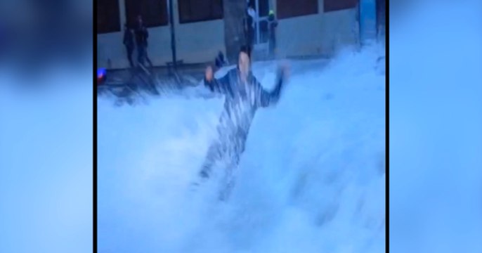 Grande marée : une journaliste renversée en direct par une vague