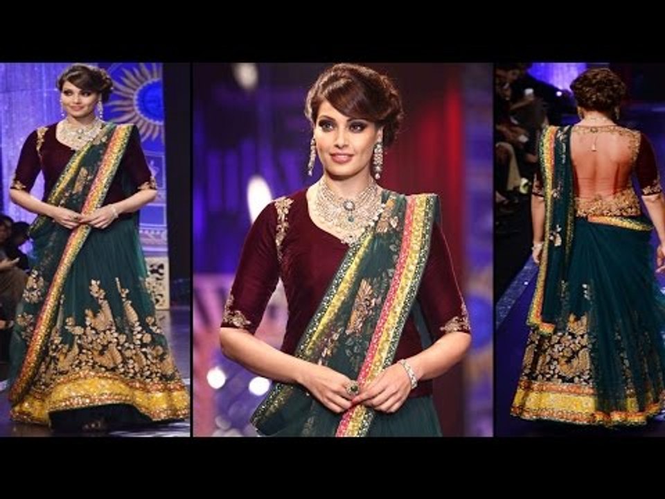 Hot Bipasha Basu's Sexy JHALAK @ IIJW Ramp Walk