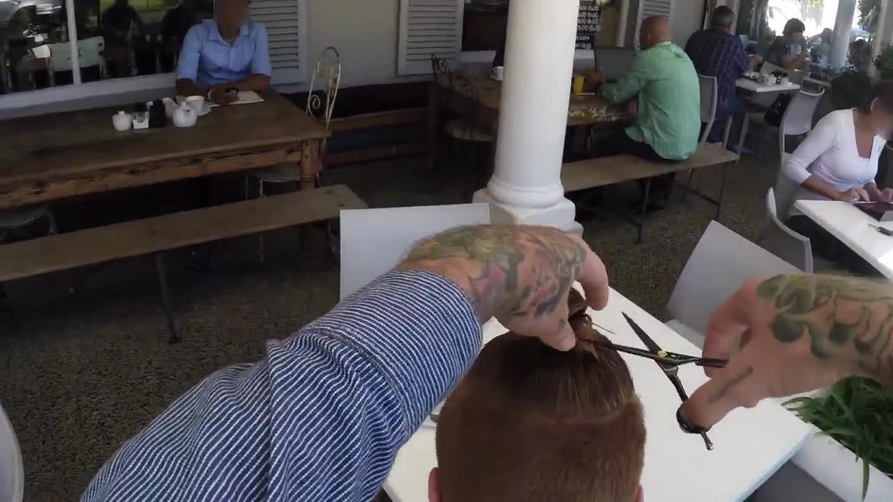 Ils coupent les chignons de mecs dans la rue