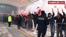 Galatasaray Kafilesi Meşalelerle Karşılandı