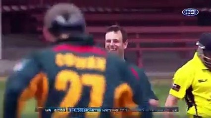 10TH METRE AWAY CATCH FROM KEEPER KAMRAN AKMAL ON BIG BASH LEAGE 2015