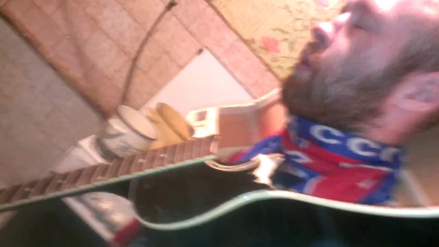 Un homme se fait casser une guitare sur la tête