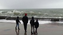 Grande marée à Wimereux : les vagues submergent la digue