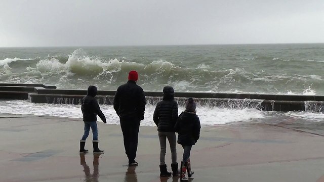 Grande marée à Wimereux : les vagues submergent la digue