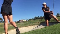 De jeunes femmes font des tricks de fou au golf