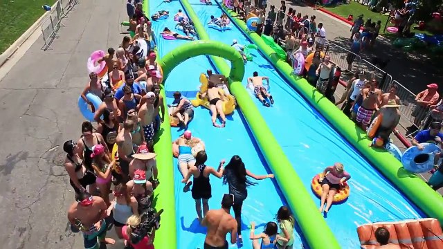 Water slides on the streets - Водные горки посреди города