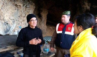 İnsanlara Kızdı, Mağarada Yaşamaya Başladı