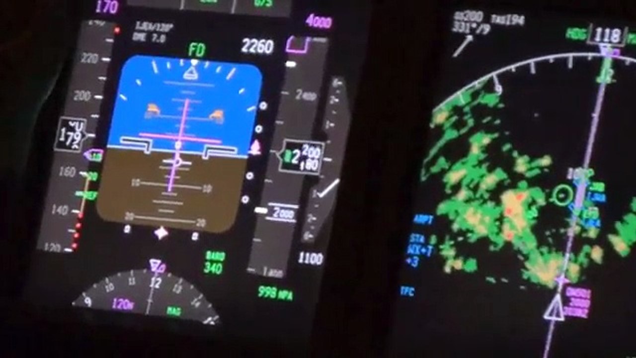 KLM 747 400F Cockpit view - Landing at Dubai