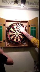 Dart Tahtasına Elini Koyan Akıllı Çocuk