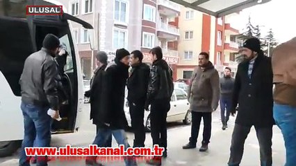 Gazeteciye uçan tekme atmak isterken yere düştü