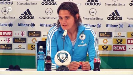 Nadine Angerer Presents her Biography | Kick off!