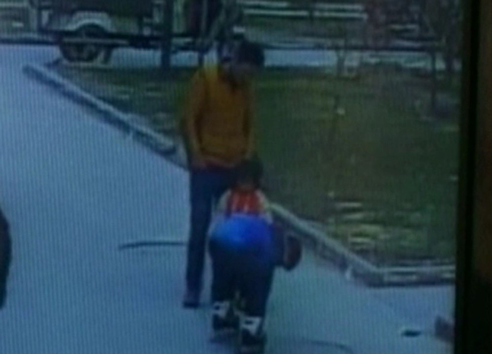 Chine : un enfant projeté en l'air par l'explosion d'un pétard - ZAPPING ACTU HEBDO DU 21/02/2015