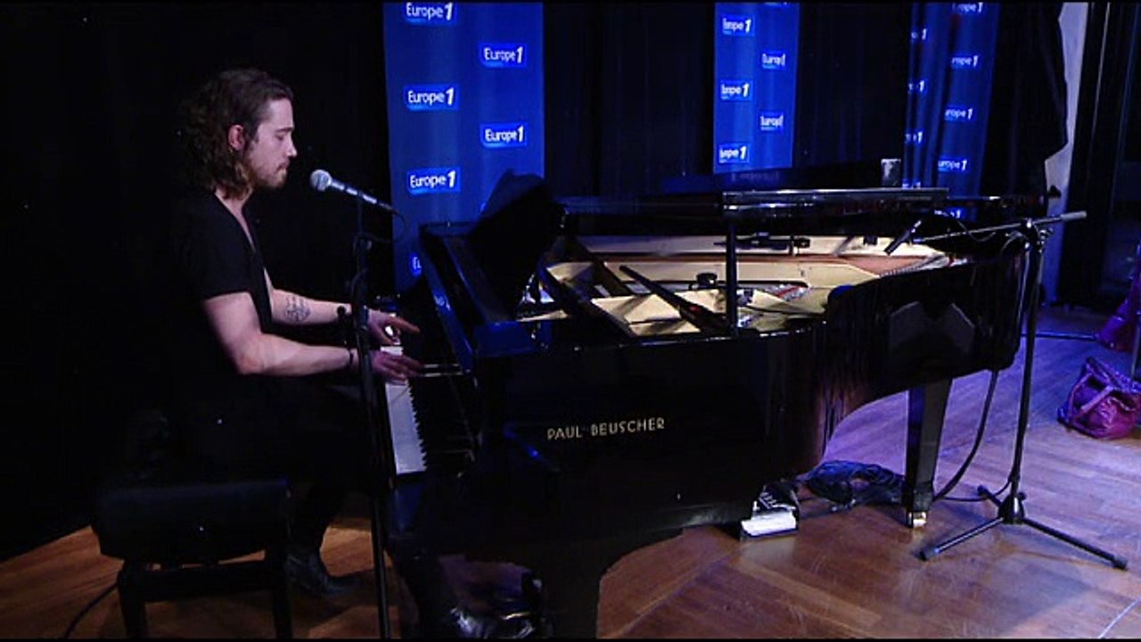 Julien Doré chante "Que reste-t-il de nos amours"