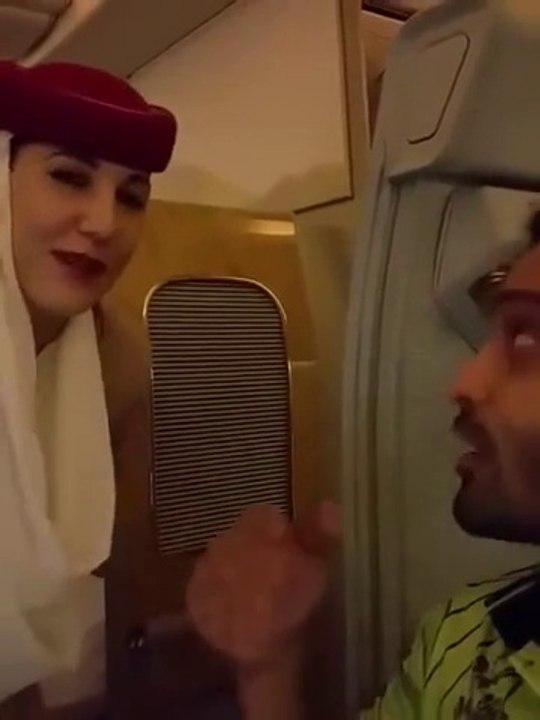 Waqar Zaka Trying To Flirt With Emirates Air Hostess, Watch Her Reply to Waqar Zaka