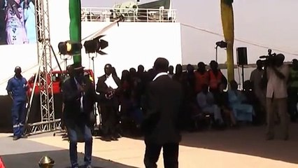Le ministre Souleymane Jules Diop se lâche et danse devant Macky Sall. Regardez