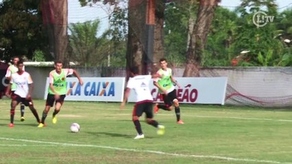 Eduardo da Silva mostra faro de gol durante treino do Fla