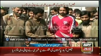 crazy fan broke their tv as Pakistan lost the match.