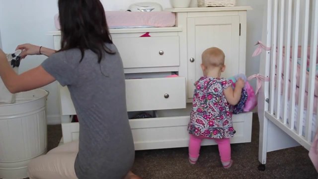 Maman plie le linge et bébé aide un peu... Ou pas!