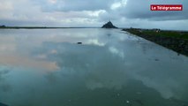 Mont-Saint-Michel. La marée haute en fait une île