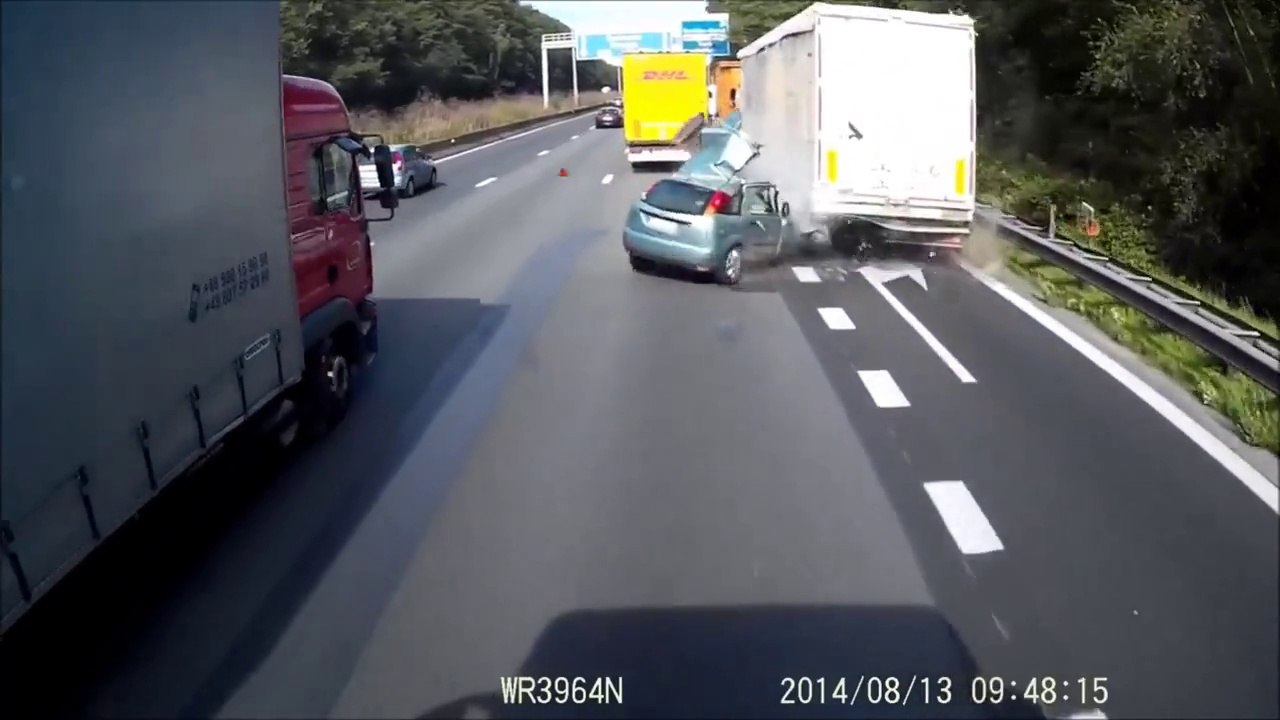 Horror car crash : Car vs truck accident