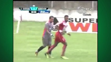 Tapa no bumbum rende pênalti a goleiro em Honduras