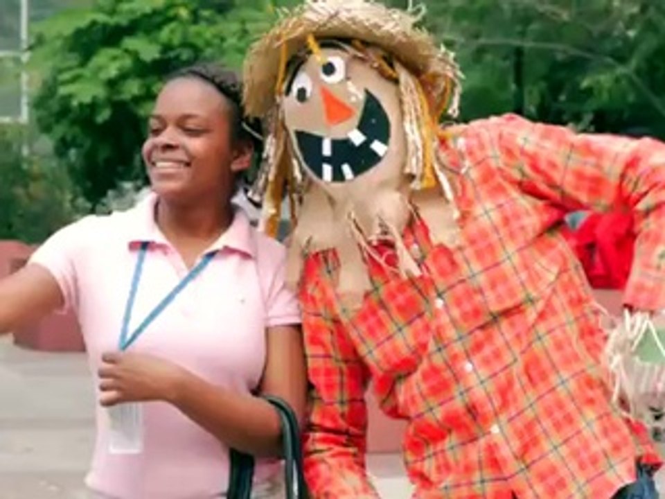 Maquillé en zombie sous un masque d'épouvantail il fait peur au gens