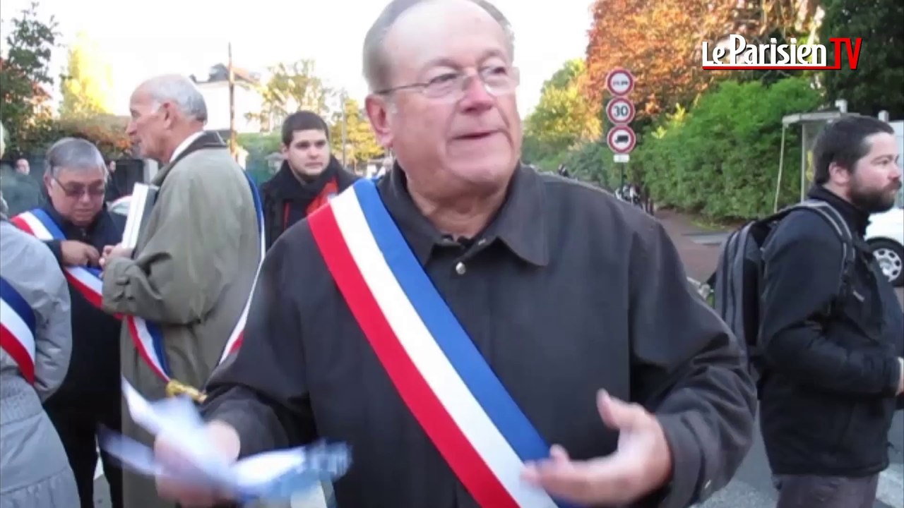 Des élus  bloquent la circulation à Montlignon (Val-d'Oise)