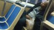 Que fait cette femme dans le métro ?