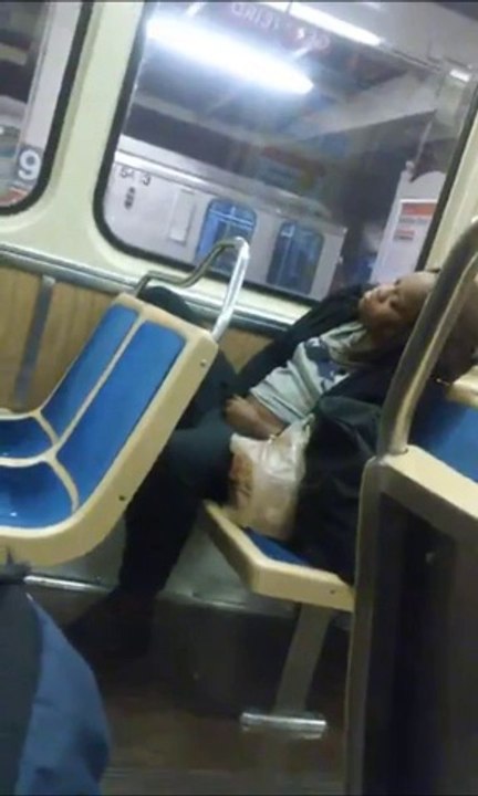 Que fait cette femme dans le métro ?