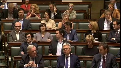 Le nouveau Premier ministre belge chahuté au Parlement