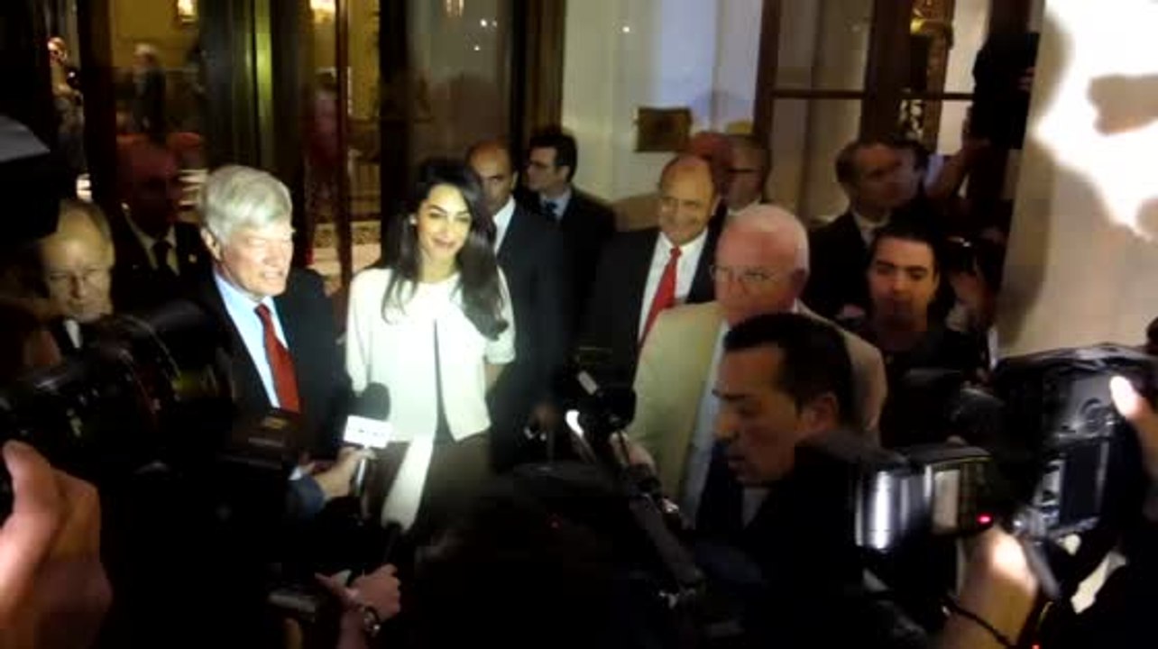 Amal Clooney ist wieder bei der Arbeit in Athen