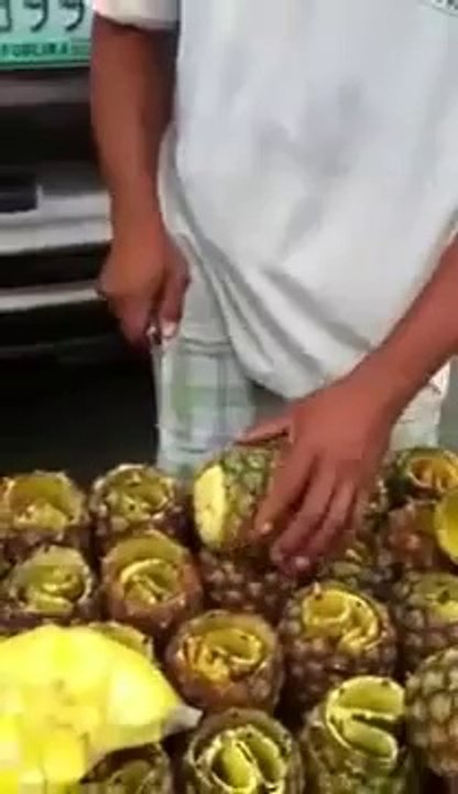 Peeling A Pineapple Like A Boss