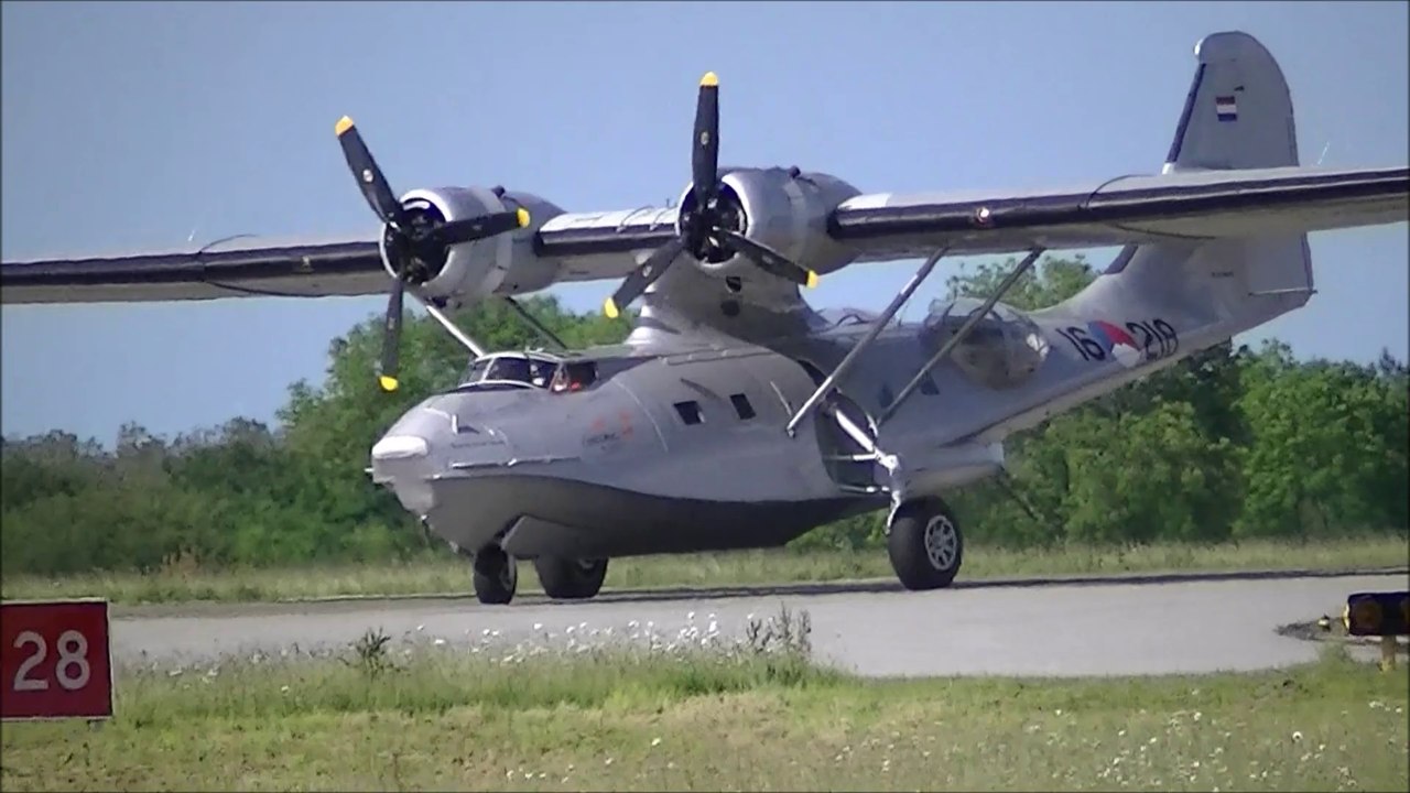 Atterrissage du Catalina à L'aéroport de Cherbourg.