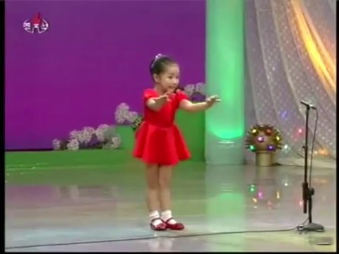 Popolu Şarkı Söylerken Şekilden Şekle Giren Kız