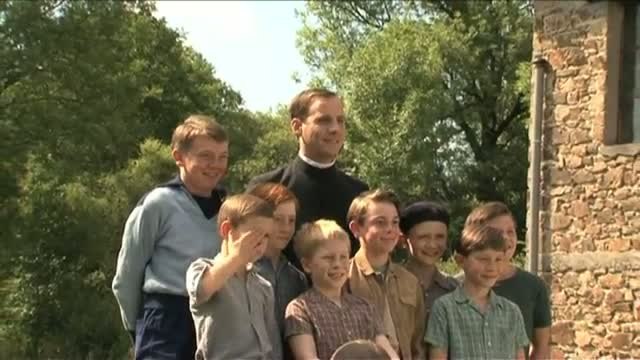 La Guerre des boutons - Making of - Fred Testot, un prêtre pas comme les autres