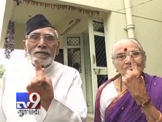 Télécharger la video: RSS ideologue and former chief editor of 'Tarun Bharat' MG Vaidya casts his vote in Nagpur - Tv9 Gujarati