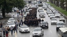 Cezayir'de Çevik Kuvvet Polisleri Başbakanlık'a Yürüdü