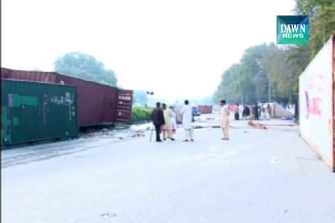 Islamabad administration removeS containers in Red Zone