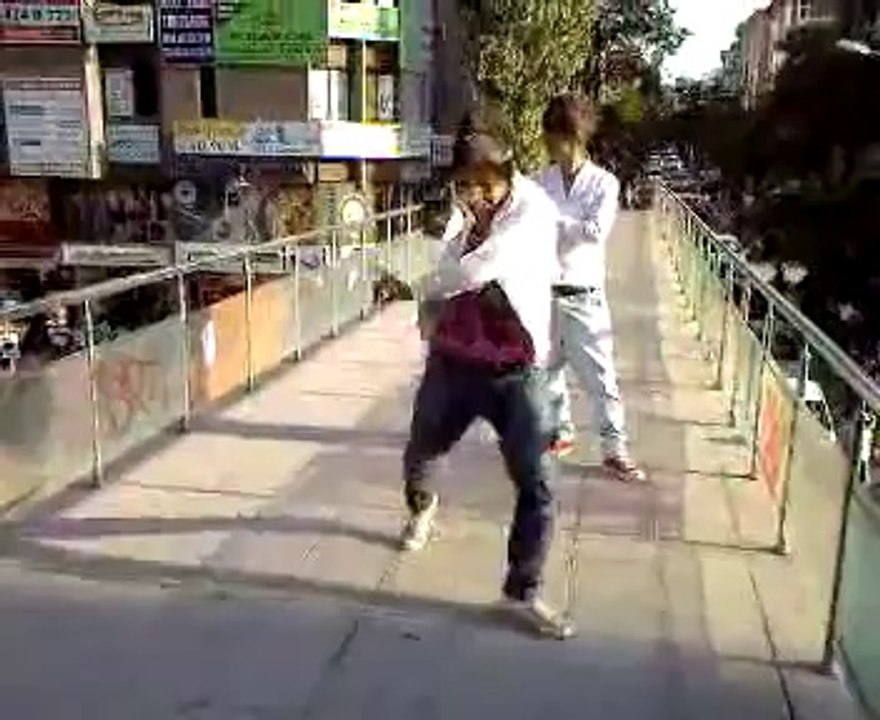 Üst geçitte apaçi dansı