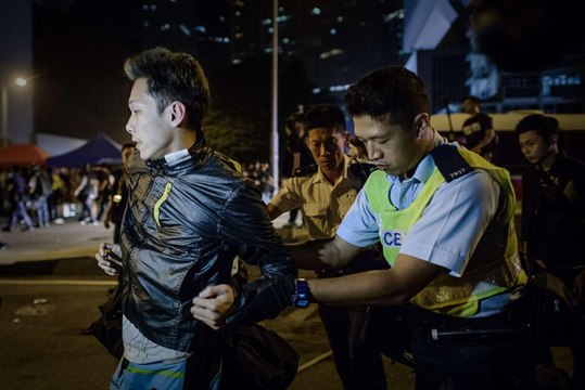 Hongkong : la brutalité des policiers envers les manifestants mise en cause