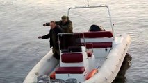 El bombası ile balık tutmaya çalışan adamlar