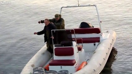 El bombası ile balık tutmaya çalışan adamlar