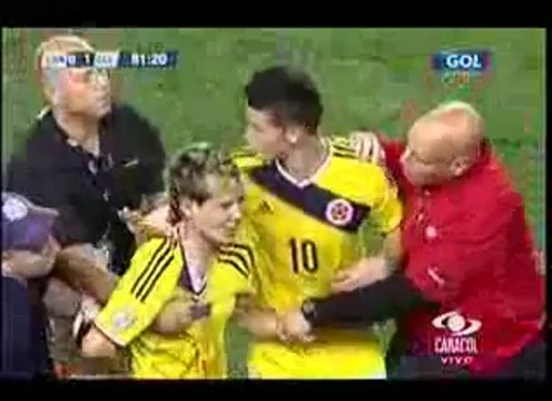 James Rodriguez défend un supporter en plein match !